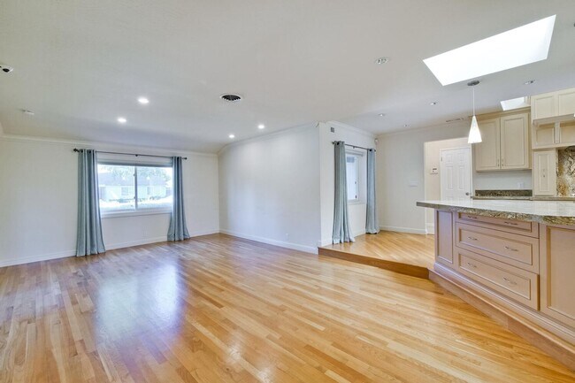 Building Photo - Beautiful 4 bedroom, 3 bath in desirable C...