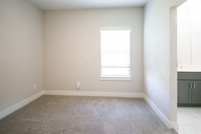 Building Photo - 5113 Hershe St