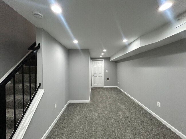 Building Photo - 3207 Ingleside Ave