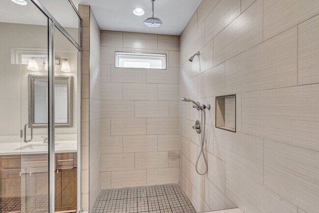 Building Photo - 4 BR with amenities in The Nations~