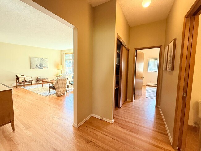 Building Photo - Charming 2 Bedroom Condo in SW Portland!