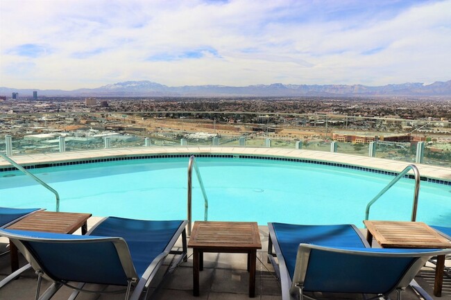 Building Photo - Unfurnished Downtown Hi-Rise Loft near the...
