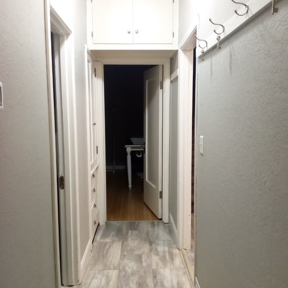 Building Photo - 1031 College St N