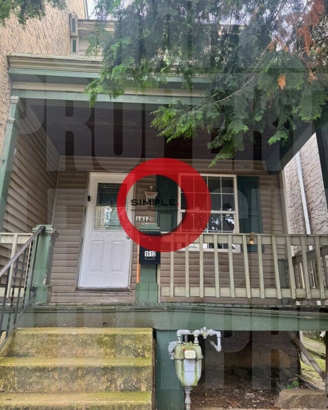 Building Photo - Two-bedroom one bath house with off street...