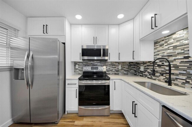 Building Photo - 2700 Bayshore Blvd