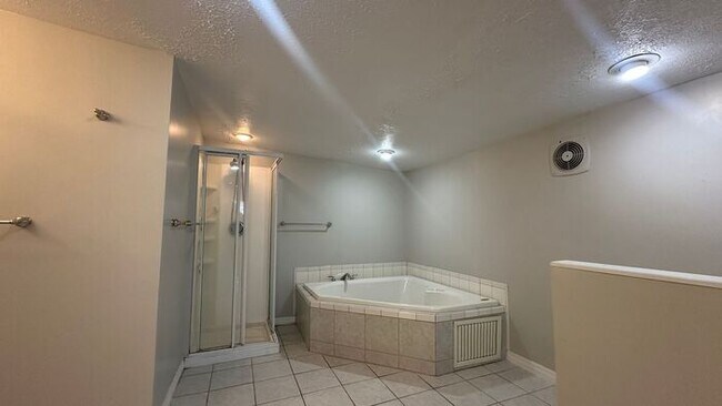 Building Photo - Spacious 3 Bed, 2 Bath Just Minutes from the Beach