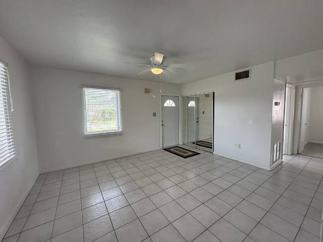Building Photo - "Charming 3-Bed, 2-Bath in North Port!"