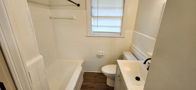 Building Photo - 2752 Hawthorne Dr