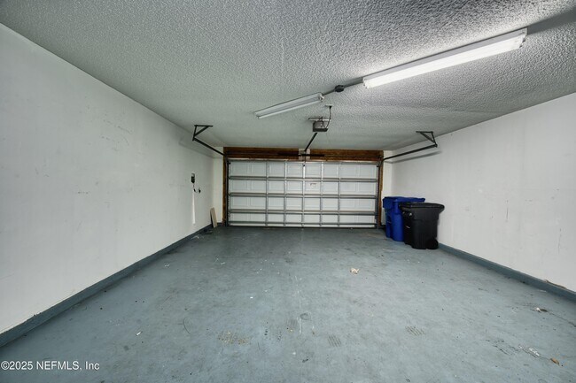 Building Photo - 185 Hawthorn Hedge Ln