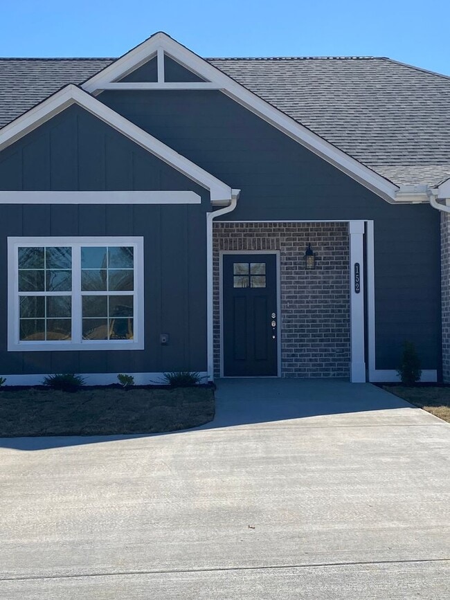 Building Photo - Like-New Home