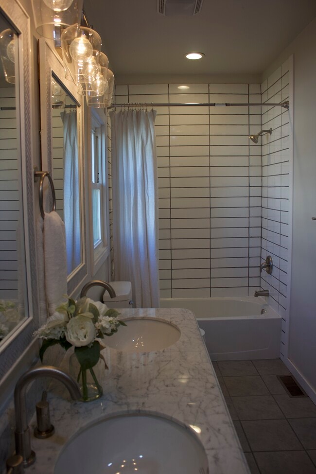 Master Bath - 120 1st St SE
