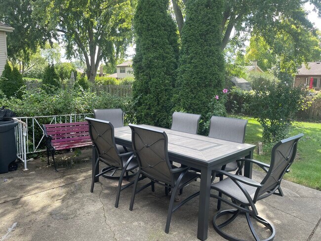 Building Photo - 1925 E Waverly Ln