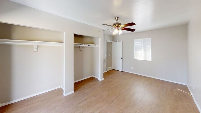 Building Photo - 5 Bed / 3 Bath on Rockford Dr (Large Rooms & Backyard) – Walk to Campus!!