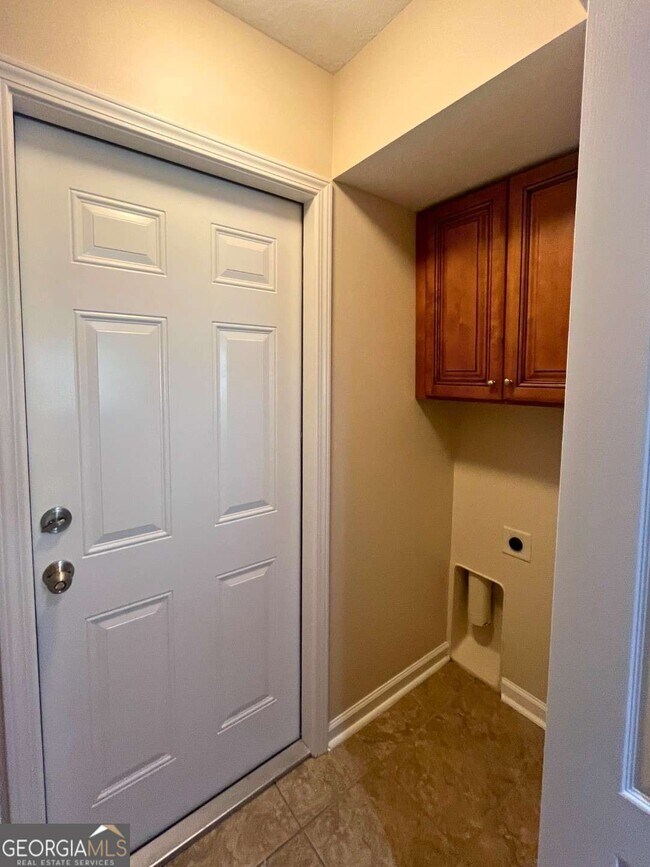 Building Photo - 303 Gary Cir