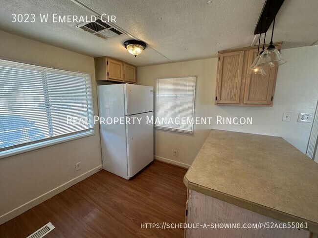 Building Photo - 3023 W Emerald Cir