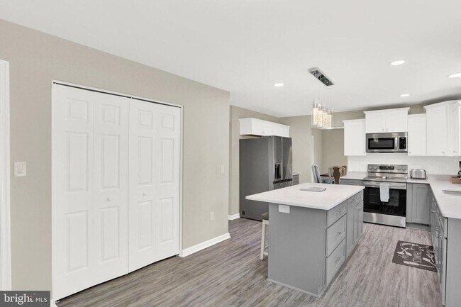 Building Photo - Spacious 4BR House in Lewisberry