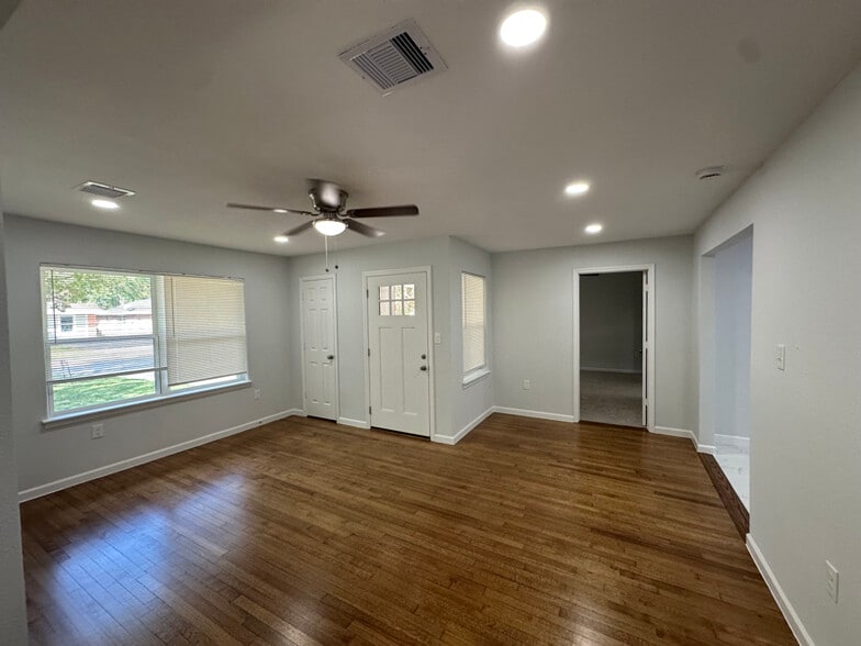 Primary Photo - 224 Birch St