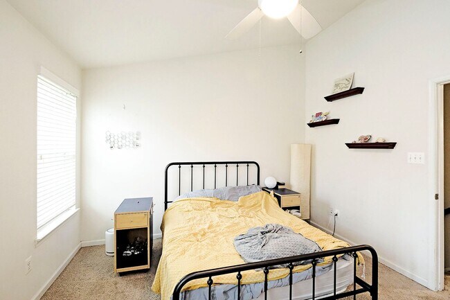 Building Photo - Pet-Friendly Townhome Convenient to UVA & Downtown