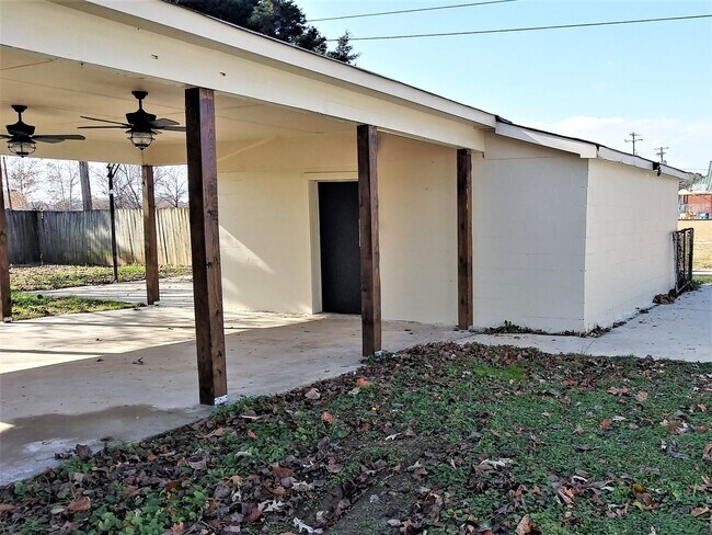 Building Photo - *5 Bedrooms & a Great Backyard!*  ~~~A_TRULY_FABULOUS_HOUSE~~~