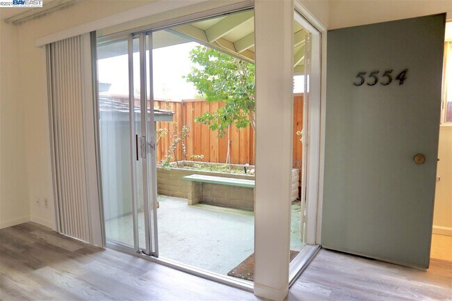 Building Photo - 5554 Roundtree Common