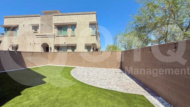 Building Photo - 7423 E Paraiso Dr