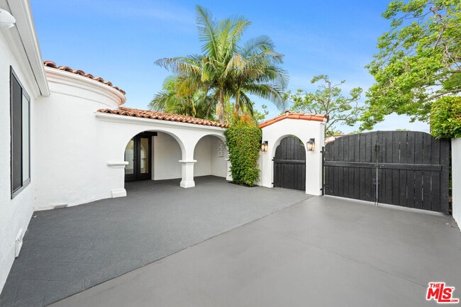 Building Photo - 260 S La Peer Dr