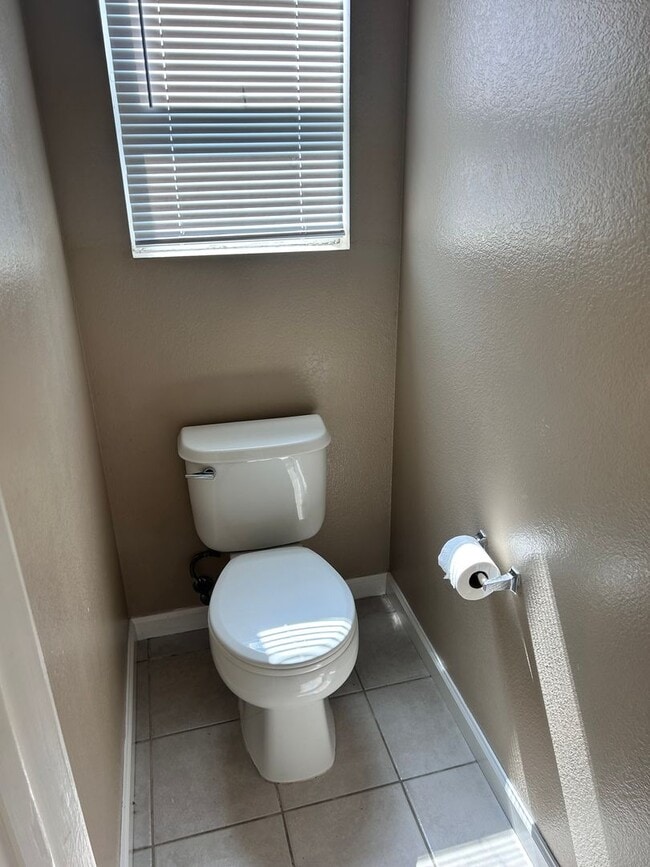 Building Photo - 3 Bedroom/2 Full Bathrooms Stockton