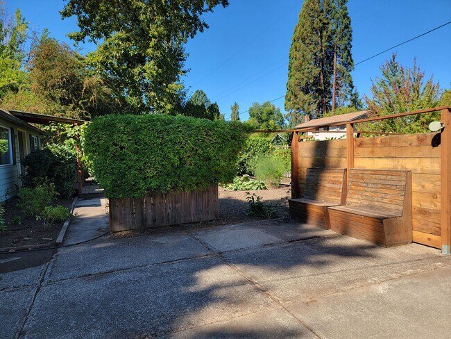 Building Photo - Charming 3 Bed, 1 Bath House with Fenced Yard, Bonus Room and Close to Willamette Park !