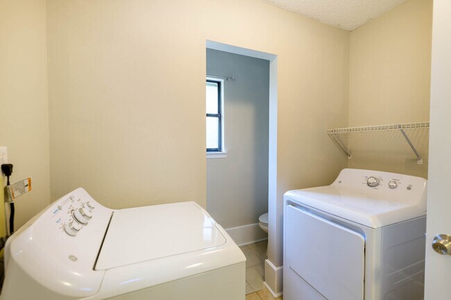 Building Photo - 1688 Vine Ave