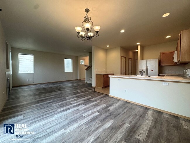 Building Photo - 3BR Silver Creek Home w/ Loft, Fireplace & 2-Car Garage!!