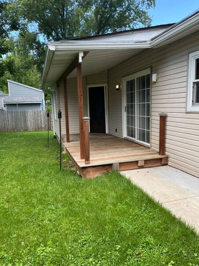 Building Photo - "Spacious 3 Bedroom/2 Bath Home in Florissant!"  Available for Move-In on 8/15/2026
