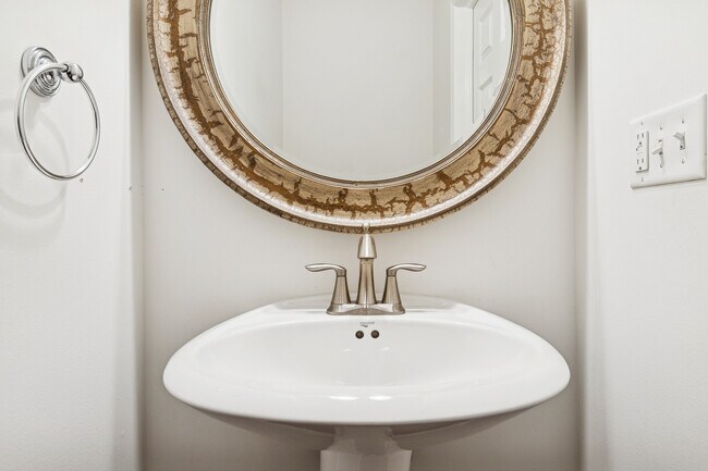 Building Photo - 34W685 Roosevelt Ave