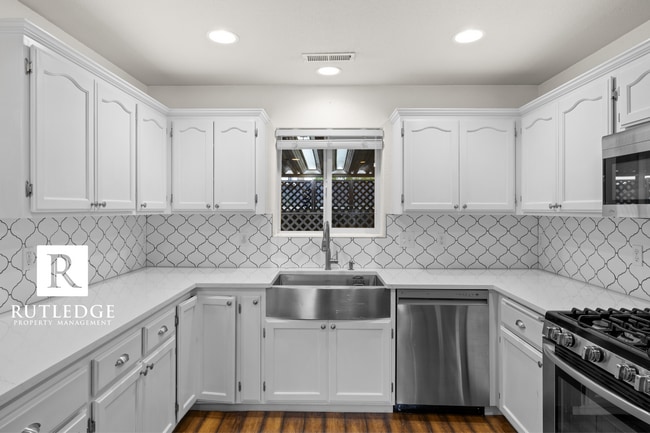 Building Photo - 3 Bedroom + Office in Central Point!