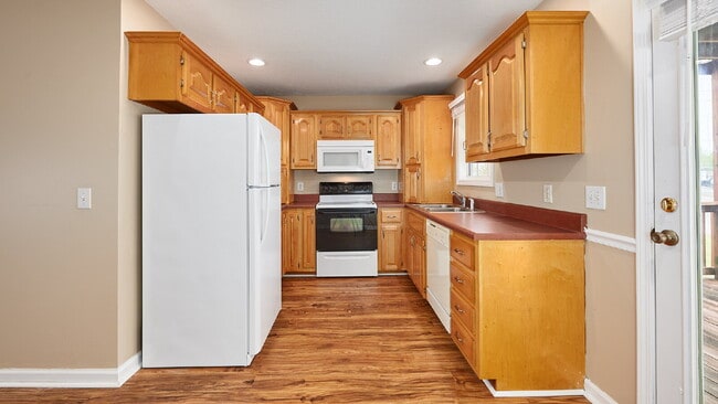Building Photo - Now Ready: 2BR, 1 1/2 BA condo, upstairs unit. (Please do not apply without speaking with us first.)