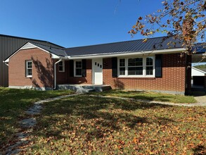 Building Photo - Updated Home with Parking in Radford