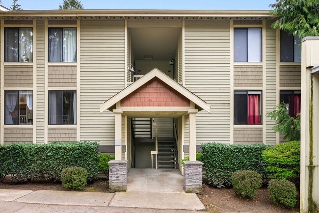 Building Photo - Available Now - 2BR/1.5BA Condo in Kirkland