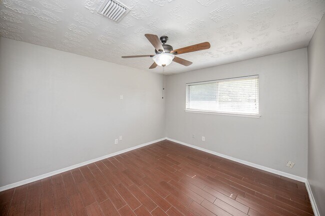 Building Photo - Coming Soon! Southwest Houston 3 bed/2 bat...