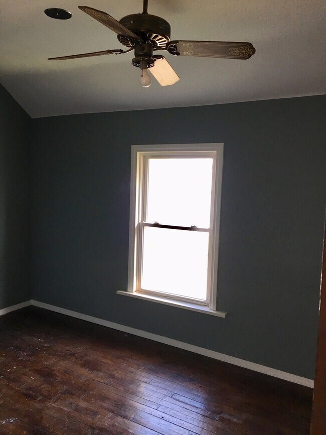 Building Photo - 3 bedroom / 1.5 bath w/Central Air, Basement and Detached 2 Car Garage