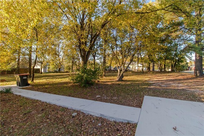 Building Photo - 1760 Pine Woods Rd