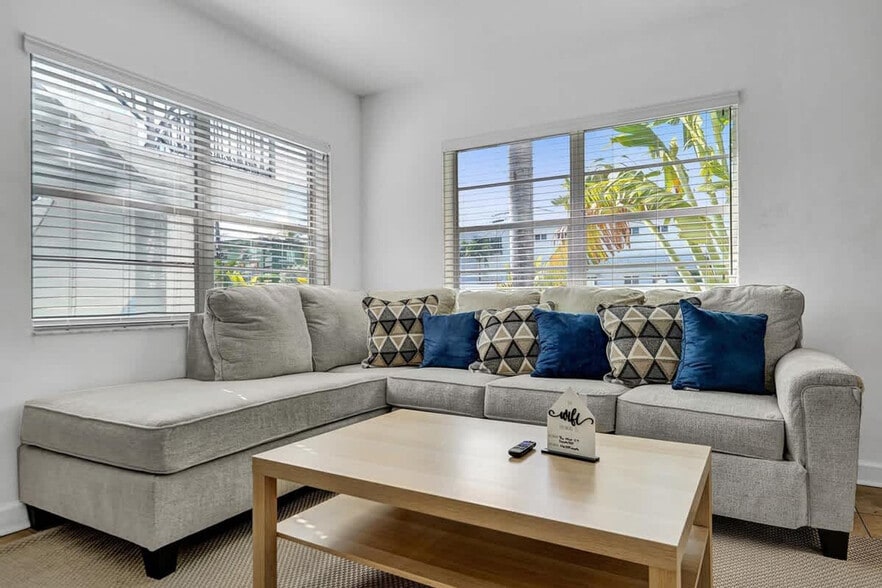 Building Photo - 335 Desoto St