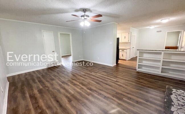 Building Photo - Welcome to a 3-Bed/2-Bath Charming Home with Fenced Yard/Available Now!