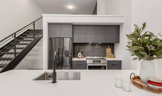 Building Photo - 1601 Park Ave