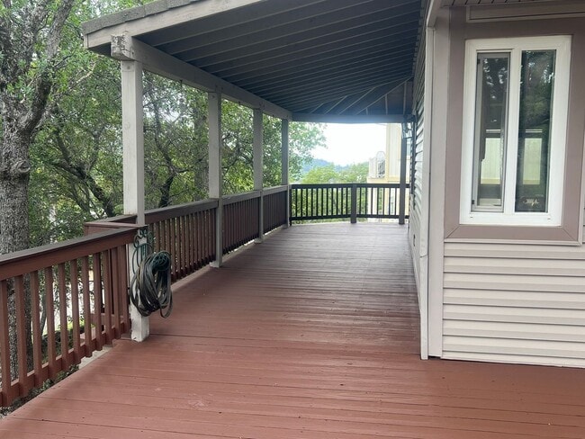 Building Photo - Cozy three bedroom two bath in Lake Wildwood