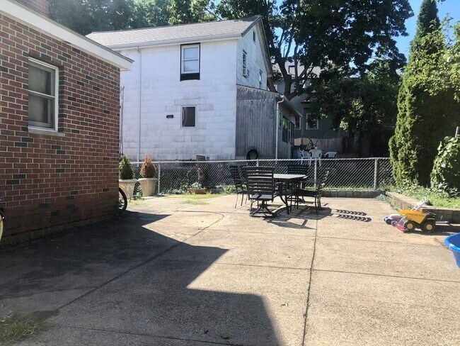 Building Photo - 109 Pearl St