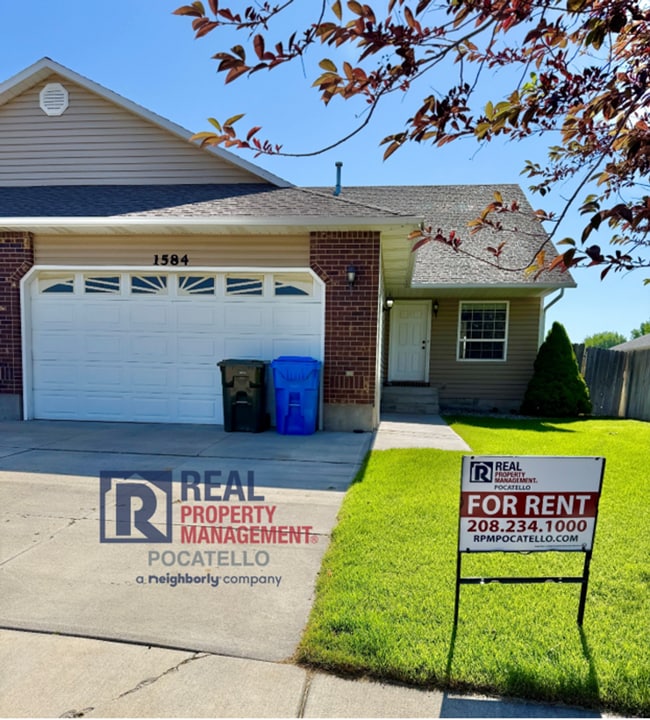 Building Photo - MOVE IN SPECIAL - 5 Bedroom 3.5 Bath Duple...