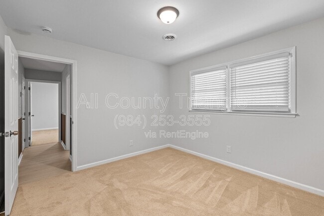 Building Photo - 5105 Pine Dr