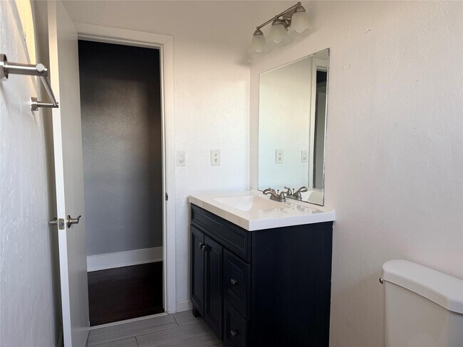 Building Photo - 1849 Dewey St