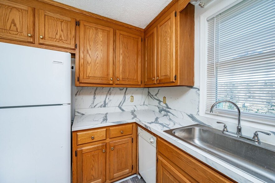 Building Photo - 7800 Tamarind Dr