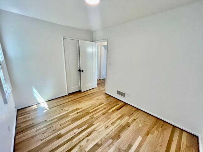 Building Photo - Modern and Bright 3Bd/1B Home | Washer & D...