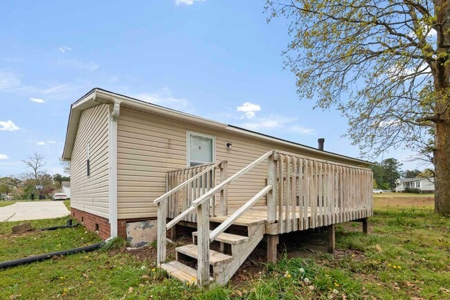 Building Photo - 3 Bed 2 Bath Home Close to Fort Bragg